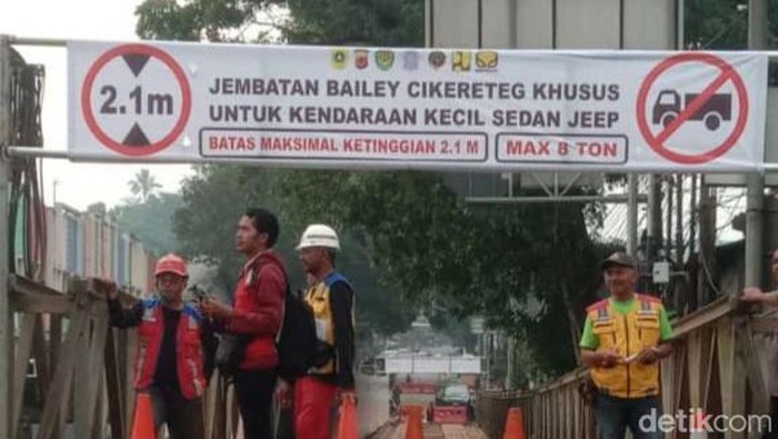 Jembatan Cikereteg, Bogor yang sempat amblas kini sudah bisa dilalui kendaraan. Polisi masih terapkan sistem buka-tutup arus, serta mengatur jadwal dan jenis kendaraan yang boleh melintas (dok istimewa)