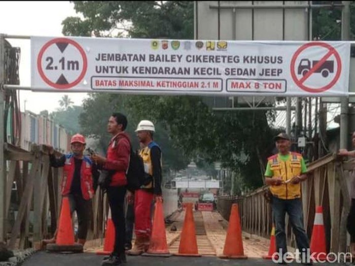 Jembatan Cikereteg, Bogor yang sempat amblas kini sudah bisa dilalui kendaraan. Polisi masih terapkan sistem buka-tutup arus, serta mengatur jadwal dan jenis kendaraan yang boleh melintas (dok istimewa)