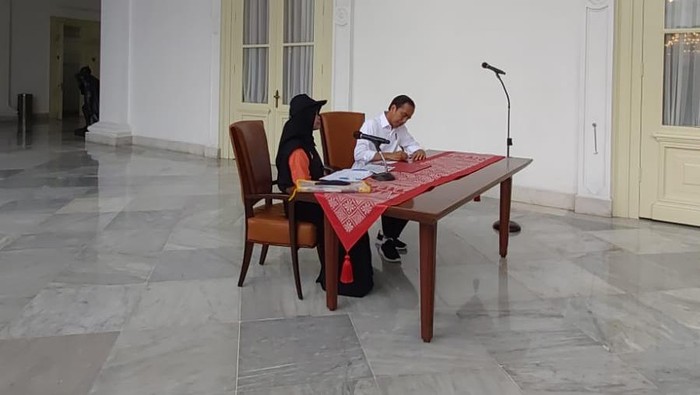Jokowi mengikuti proses coklit data pemilih Pemilu 2024 (Marlinda/detikcom)