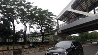 Kaca-kaca dan pagar pengaman pada lantai dua hub juga sudah terpasang kedua sisi. Sedangkan untuk lantai satu, terlihat baru satu sisi yang sudah terpasang kaca, sedangkan sisi lainnya belum. Sementara itu pada bagian dalam hub tampak masih kosong dan belum selesai dibangun. Langit-langit hub di lantai satu juga belum terpasang.