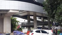Di sisi lain, pada bagian jembatan penyeberangan yang menghubungkan Stasiun LRT Setiabudi dengan Stasiun KRL Sudirman (melintasi Sungai Ciliwung), terlihat bahwa kerangka baja sudah terpasang. Tangga-tangga dari sisi jalan Kendal juga sudah terpasang. Meski begitu, nampak bahwa jembatan ini belum memiliki atap serta pagar pengaman pada kedua sisinya.