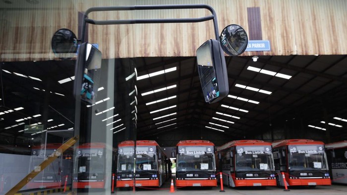 Sebanyak 22 bus listrik diserahkan dari PT VKTR Teknologi Mobilitas (VKTR) kepada PT Mayasari Bakti. Bus ini akan menambah armada transportasi umum listrik di DKI Jakarta.