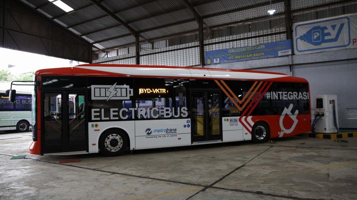 Sebanyak 22 bus listrik diserahkan dari PT VKTR Teknologi Mobilitas (VKTR) kepada PT Mayasari Bakti. Bus ini akan menambah armada transportasi umum listrik di DKI Jakarta.