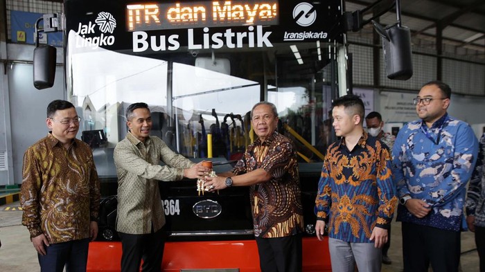 Jumlah Bus Listrik di Jakarta Terus Bertambah Sebanyak 22 bus listrik diserahkan dari PT VKTR Teknologi Mobilitas (VKTR) kepada PT Mayasari Bakti. Bus ini akan menambah armada transportasi umum listrik di DKI Jakarta.