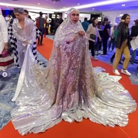 Dalam unggahannya yang lain, Datuk Seri Vida mengatakan busana yang dipakainya ke acara penghargaan ini diberi nama telekung dress. Ia menjelaskan jika telekung dress atau baju mukena tersebut dibuat oleh Behati, perancang asal Malaysia. Datuk Seri berkelakar mukena jumbo itu akan menutupi berapa shaf jika mau salat tarawih. Foto: Dok. Instagram @kel__wen.