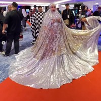 Unggahan wanita yang berusia 51 tahun itu sudah ditonton lebih dari 12,5 juta Views dan mendapatkan beragam komentar dari warganet. Ada yang kaget dan heran melihat ukuran mukena yang terlalu besar. Sebagian lagi menudingnya telah melecehkan agama Islam karena memakai mukena yang merupakan alat salat ke acara selebriti. Foto: Dok. Instagram @kel__wen.