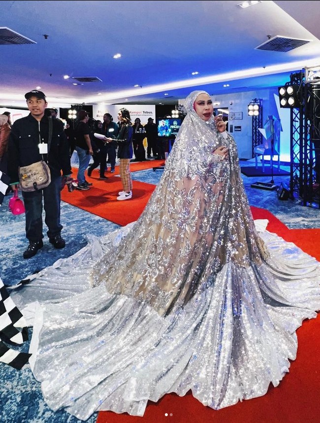 Datuk Seri Vida yang dikenal sebagai pengusaha juga merambah ke dunia tarik suara. Oleh karena itu dia hadir di acara Gempak Most Wanted Awards 2022 karena mendapatkan nominasi untuk lagunya yang berjudul Ku Ikhlaskan. Foto: Dok. Instagram @datoserivida.