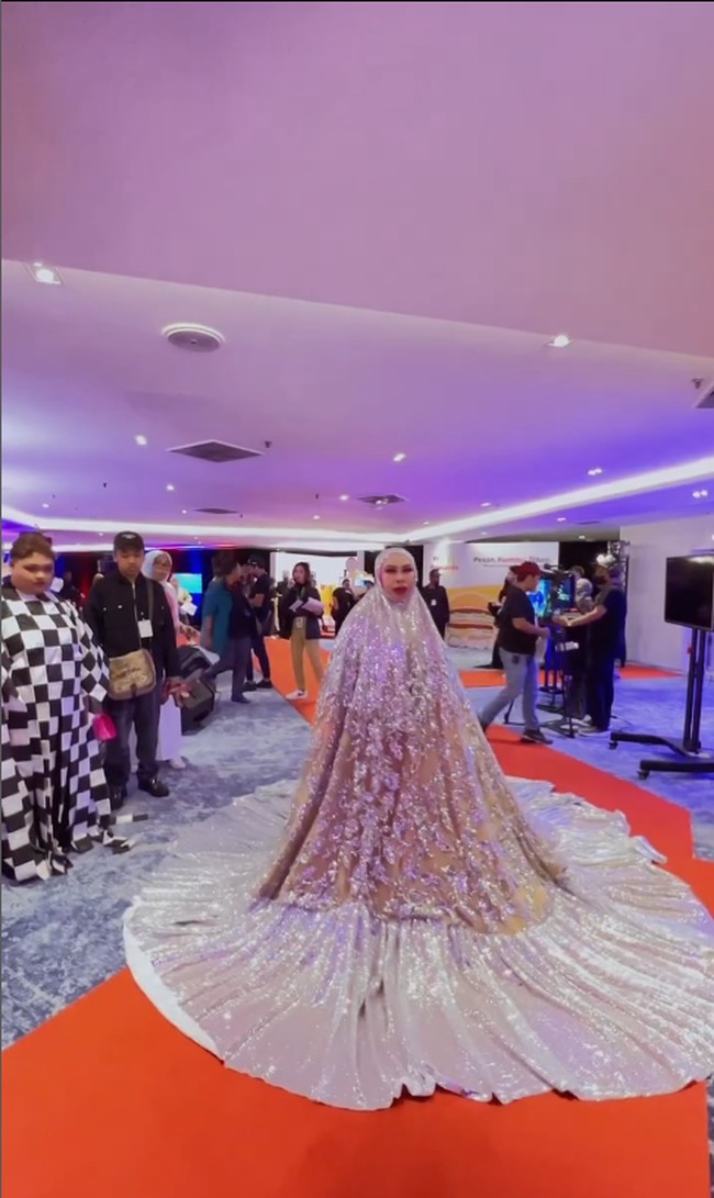 Jutawan Malaysia, Datuk Seri Vida, pernah membuat heboh publik karena batal menikah dengan mantan asisten brondongnya Ahmad Iqbal Zulkefli. Kali ini, ia kembali jadi perbincangan karena dituding melecehkan agama Islam usai tampil dengan mukena super jumbo dan bling-bling ke red carpet acara penghargaan. Foto: Dok. Instagram @datoserivida.