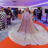 Jutawan Malaysia, Datuk Seri Vida, pernah membuat heboh publik karena batal menikah dengan mantan asisten brondongnya Ahmad Iqbal Zulkefli. Kali ini, ia kembali jadi perbincangan karena dituding melecehkan agama Islam usai tampil dengan mukena super jumbo dan bling-bling ke red carpet acara penghargaan. Foto: Dok. Instagram @datoserivida.