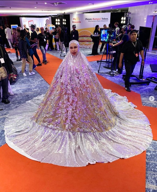 Datuk Seri Vida mengunggah penampilannya memakai busana menyerupai mukena ke akun TikTok miliknya @datoserividaofficial. Dengan busana mukena super jumbo itu dia datang ke acara Astro, Gempak Most Wanted Awards 2022. Ambil aura Ramadhan awal takpe kan? #datosrivida #fyp #masukberandafyp #gempakmostwantedawards #ramadhantiba, tulis Datuk Seri Vida melalui akun TikTok @datoserividaofficial. Foto: Dok. Instagram @kel__wen.