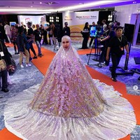 Datuk Seri Vida mengunggah penampilannya memakai busana menyerupai mukena ke akun TikTok miliknya @datoserividaofficial. Dengan busana mukena super jumbo itu dia datang ke acara Astro, Gempak Most Wanted Awards 2022. Ambil aura Ramadhan awal takpe kan? #datosrivida #fyp #masukberandafyp #gempakmostwantedawards #ramadhantiba, tulis Datuk Seri Vida melalui akun TikTok @datoserividaofficial. Foto: Dok. Instagram @kel__wen.