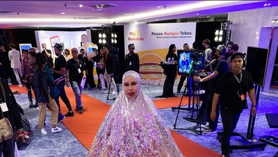 Foto: Jutawan Viral Pakai Mukena Jumbo ke Red Carpet, Dituding Lecehkan Agama