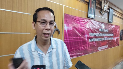 Bule Rusia yang disebut berprofesi sebagai stand up comedian di Bali membantah tudingan Imigrasi. Namun, ia akan tetap dideportasi.