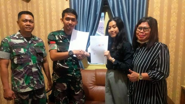 Kasus mobil dinas TNI bertabrakan dengan mobil sipil di flyover Pancoran, Jaksel diselesaikan lewat jalur kekeluargaan. Kedua pihak bersepakat damai. (dok Pendam Jaya)
