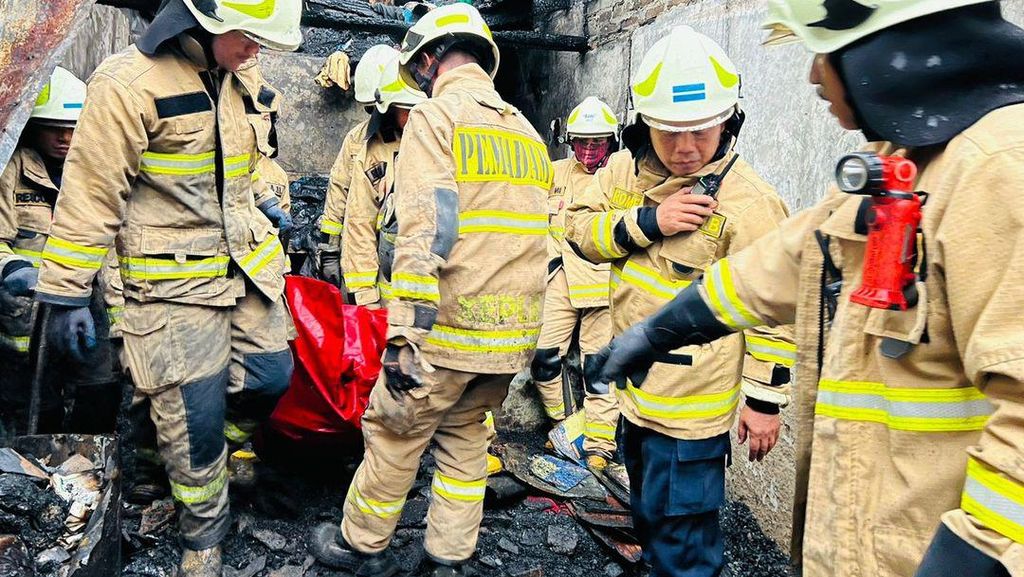 Detik-detik Kebakaran Rumah Warga di Jaksel hingga Tewaskan Ortu