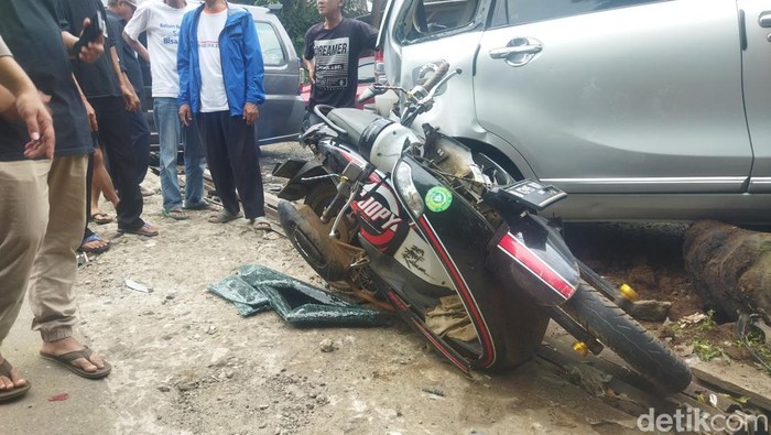 Kecelakaan truk tangki pertamina tabrak mobil dan motor di Pandeglang