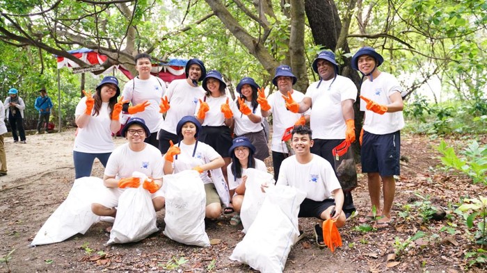 Kegiatan bersih-bersih pantai ini dihadiri oleh lebih dari 100 relawan dari berbagai komunitas seperti Divers Clean Action, serta perwakilan dari beberapa Duta Besar negara partisipan AIS Forum.