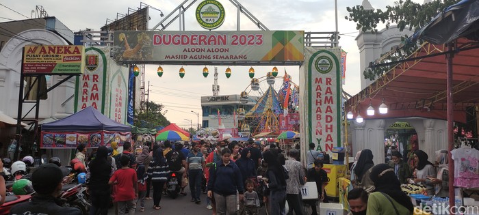 Kegiatan Pasar Dugderan Semarang yang digelar menjelang Ramadan. Foto diambil Selasa (14/3/2023).