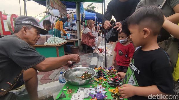 Kegiatan Pasar Dugderan Semarang yang digelar menjelang Ramadan. Foto diambil Selasa (14/3/2023).