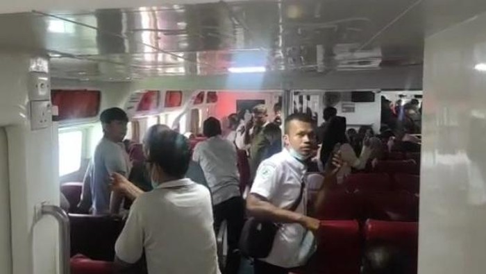 Suasana di kapal cepat Cantika 168 rute Raha-Kendari, Sulawesi Tenggara (Sultra) saat kandas akibat menabrak karang di perairan Pulau Hari.