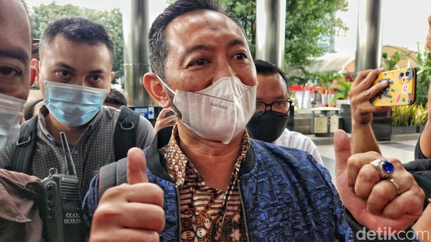 Kepala Bea-Cukai Makassar Andhi Pramono tiba di KPK, Jakarta, Selasa (14/3/2023).