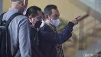 Terlihat dia didampingi dua orang. Namun dia mengaku tak didampingi pengacara.  