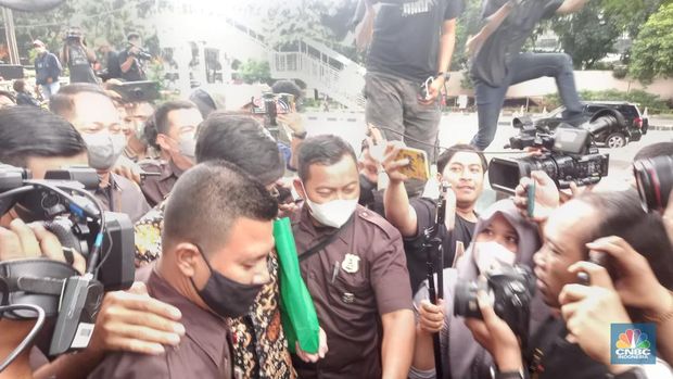 Kepala Kantor Pelayanan Pajak Madya Jakarta Timur Wahono Saputro bungkam seusai dimintai klarifikasi sekitar 7 jam oleh tim LHKPN Komisi Pemberantasan Korupsi (KPK). (CNBC Indonesia/Arrijal Rachman)