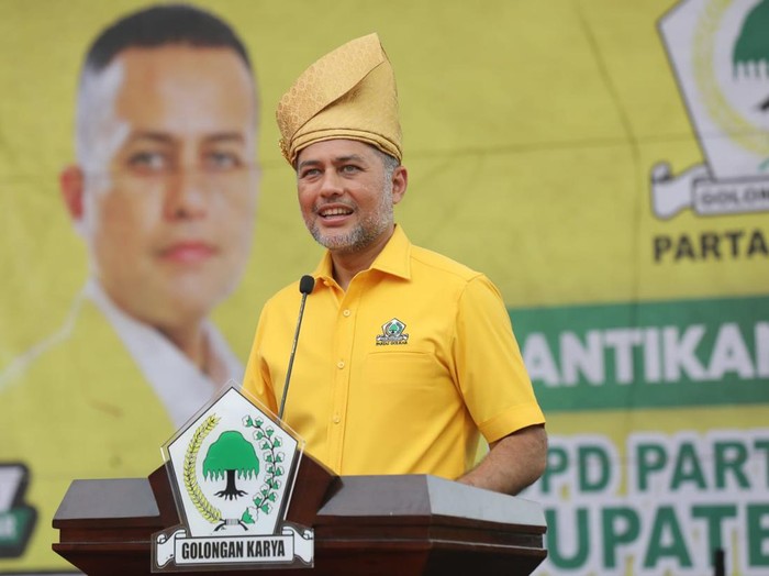 Ketua DPD Golkar Sumut Musa Rajekshah (Ijeck) saat melantik pengurus Golkar Langkat