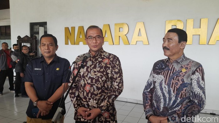 Ketua KPU Hasyim Asyari dengan didampingi Rektor IPDN Hadi Prabowo seusai menjadi pembicara pada acara  Stadium General bertajuk Kesiapan Penyelenggaraan Pemilu Serentak 2024 di Kampus IPDN Jatinangor, Sumedang,