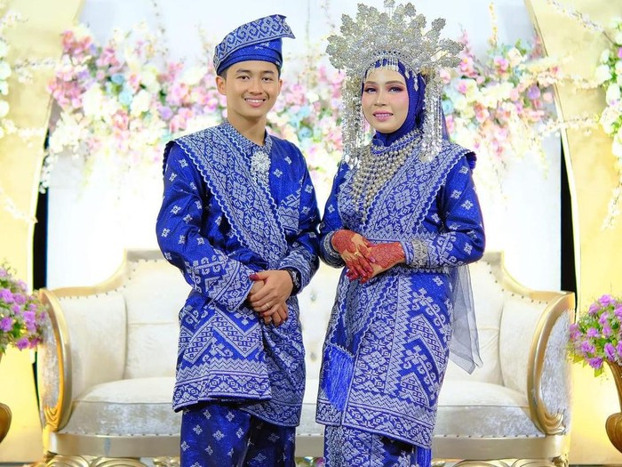 Kisah cinta siswa menikah dengan gurunya sendiri, viral di media sosial. Kisah cinta siswa menikah dengan gurunya sendiri, viral di media sosial.