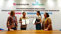 Executive Director Yayasan Bakti Barito (YBB), Fifi Setiawaty Pangestu, Presiden Bukalapak, Teddy Oetomo,  Direktur YBB, Dian Purbasari  dan Pengawas YBB Diana Arsiyanti usai menandatangani Memorandum of Understanding terkait kolaborasi pemilahan dan pengelolaan serta daur ulang sampah termasuk sampah organik dan anorganik di Jakarta. 