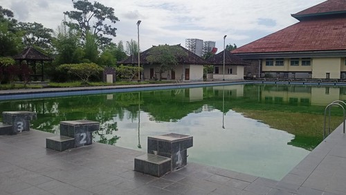 Air kolam renang yang ada di GOR Gunung Agung keruh. Padahal, fasilitas itu digunakan para atlet untuk berlatih berenang.