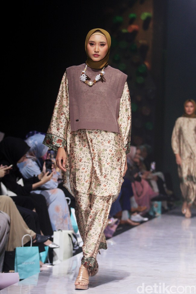 Jenahara merilis koleksi Lebaran 2023 dalam warna bold dalam gelaran Muffest 2023 di di Hotel Westin, Jakarta, Jumat (10/3/2023). Foto: Mohammad Abduh/detikcom  