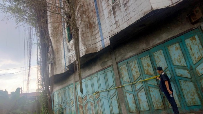 Kondisi bangunan gedung walet terbengkalai di Kisaran tempat ditemukannya kerangka manusia utuh. (Perdana Ramadhan/detikSumut)