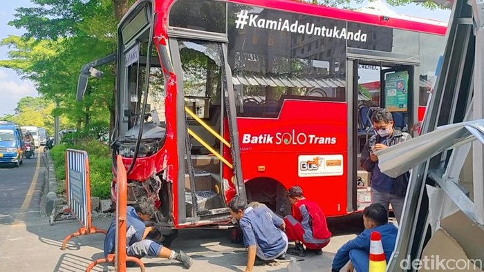 Kondisi bus BST yang menabrak gapura Jurug, Selasa (14/3/2023).