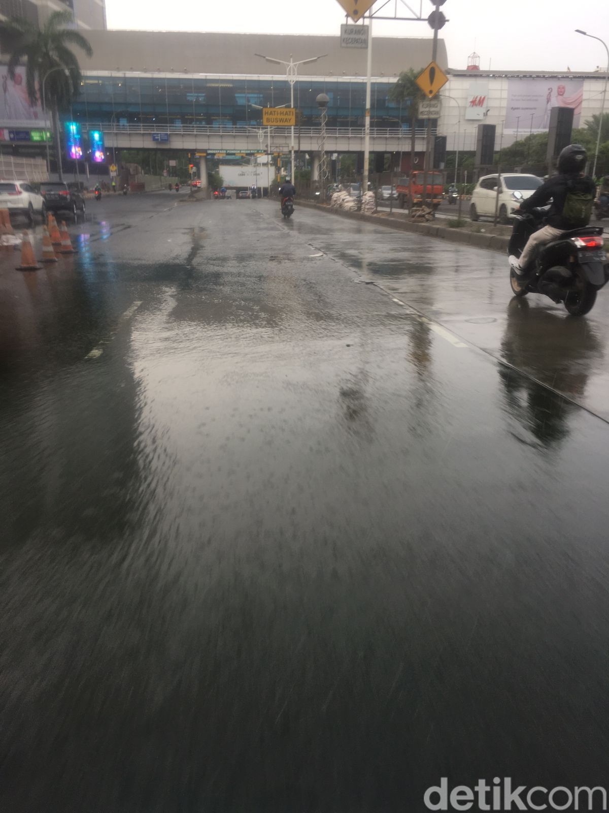 Kondisi Jl Metro Pondok Indah selepas penambalan, meski masih ada genangan, 14 Maret 2023. (M Fariz At Thariqi/detikcom)