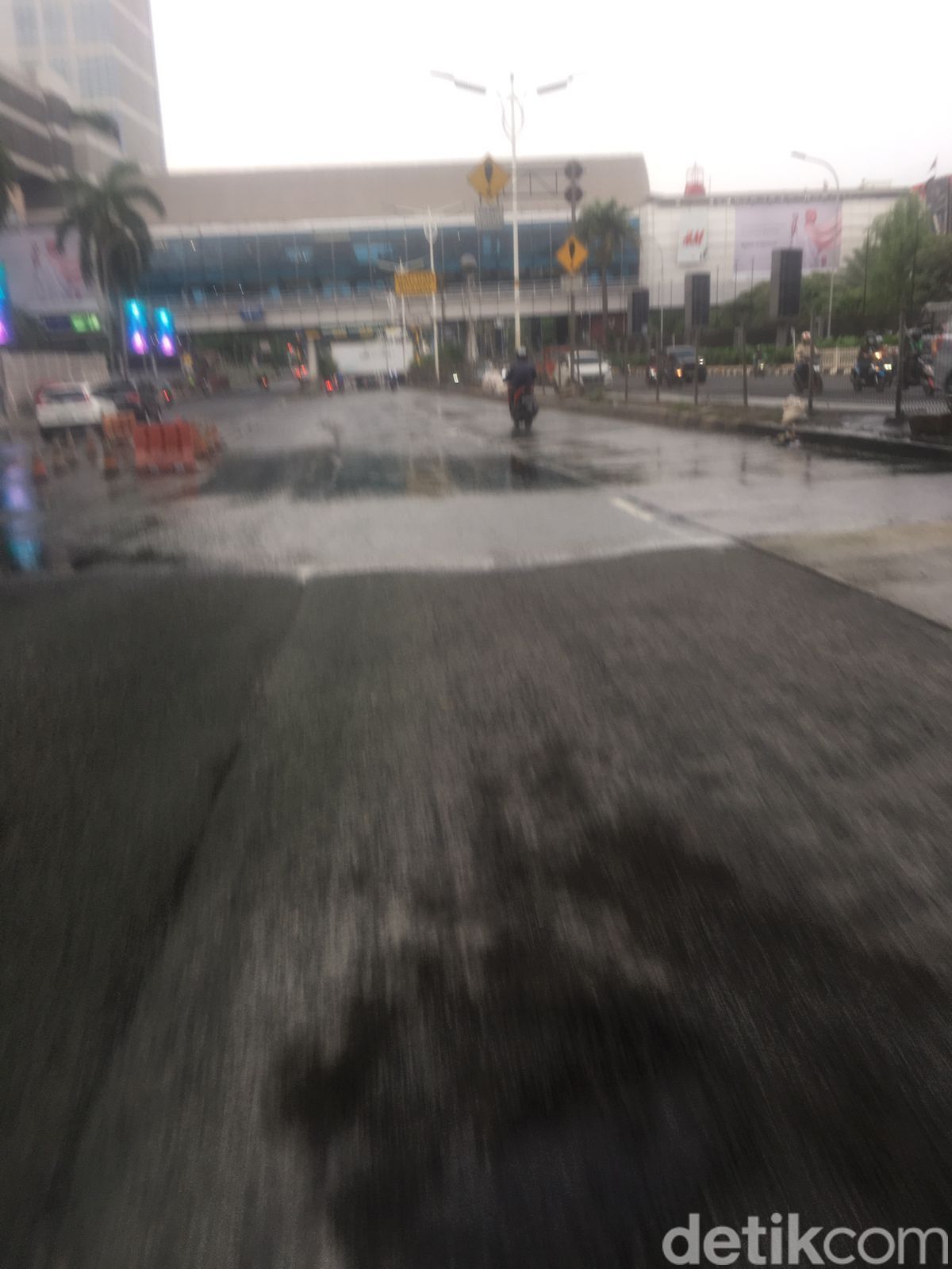 Kondisi Jl Metro Pondok Indah selepas penambalan, meski masih ada genangan, 14 Maret 2023. (M Fariz At Thariqi/detikcom)