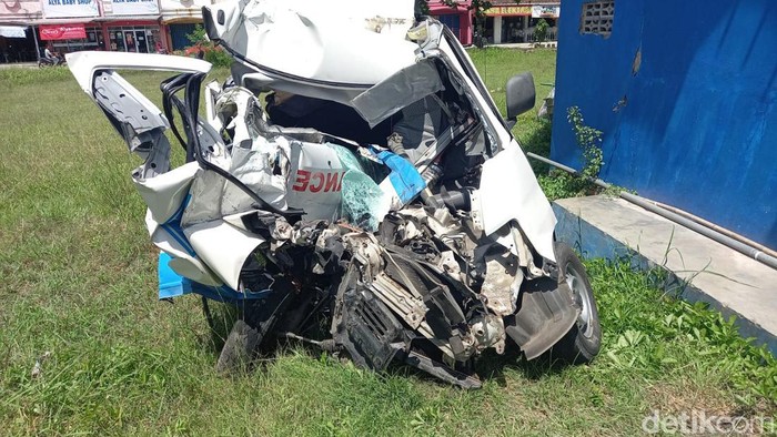 Kondisi mobil ambulans hancur akibat Kecelakaan maut di Pangandaran pada Senin (13/3/2023).