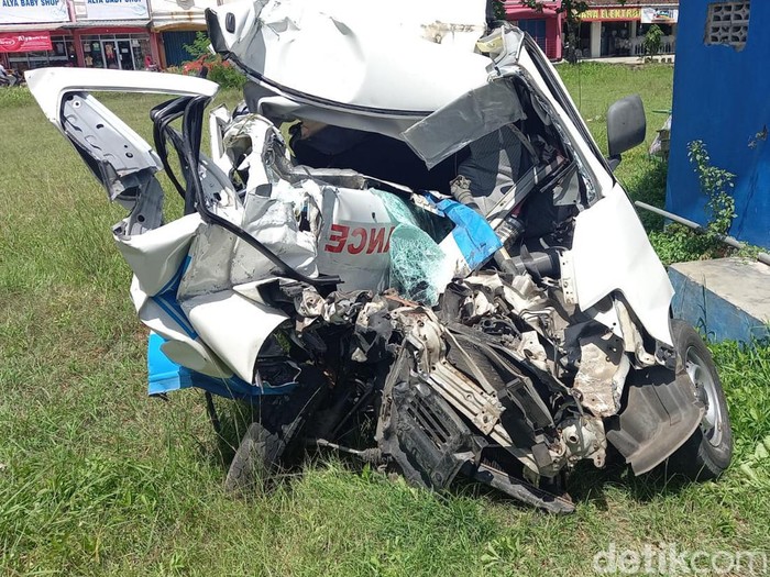 Kondisi mobil ambulans hancur akibat Kecelakaan maut di Pangandaran pada Senin (13/3/2023).