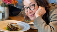 Aktris berusia 60 tahun asal Malaysia itu sering membagikan momen kulinerannya di berbagai tempat. Salah satunya posenya makan salad dan udang ini. Foto: Instagram/Facebook