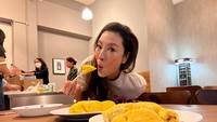 Berasal dari Malaysia, tentu saja Michelle akrab dengan buah durian. Bahkan ia bisa melahap satu buah durian sendirian. Foto: Instagram/Facebook