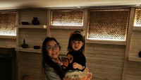 Meski sudah jadi aktris terkenal di Hollywood, tapi dirinya selalu menyempatkan waktu untuk makan bareng keluarga dan kerabatnya. Foto: Instagram/Facebook