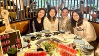 Kali ini Michelle memilih menu shabu-shabu dan hotpot, dengan irisan daging sapi premium yang meriah. Foto: Instagram/Facebook