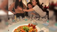 Akrab dengan aktris Asia yang berkarir di Hollywood. Michelle ajak makan Sandra Oh, dan Awkwafina. Foto: Instagram/Facebook