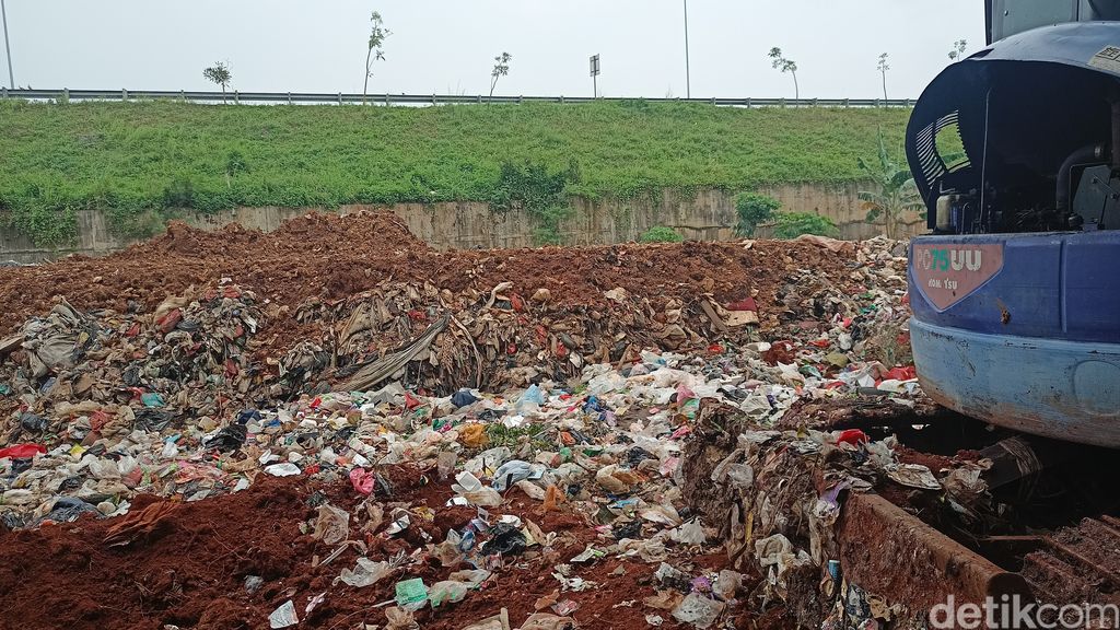 Lahan pembuangan sampah di Pondok Cabe Udik, Tangsel, 14 Maret 2023. (Adrial Akbar/detikcom)