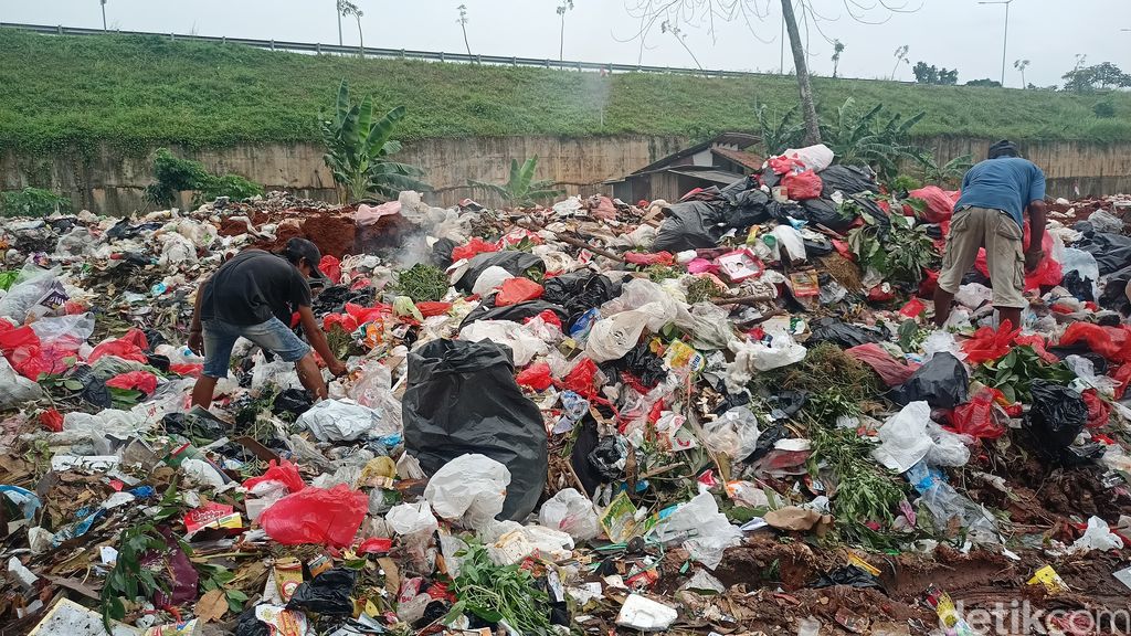 Lahan pembuangan sampah di Pondok Cabe Udik, Tangsel, 14 Maret 2023. (Adrial Akbar/detikcom)