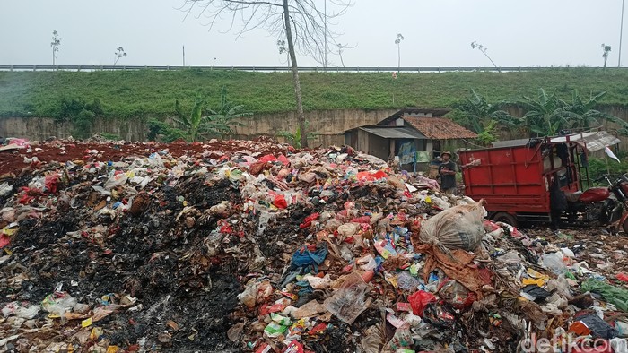 Lahan pembuangan sampah di Pondok Cabe Udik, Tangsel, 14 Maret 2023. (Adrial Akbar/detikcom)