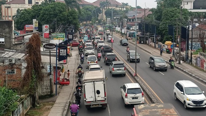 Lalin Ciputat Tangsel Arah Jakarta Macet (Adrial/detikcom)