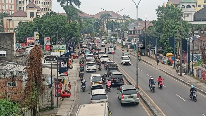 Lalin Ciputat Tangsel Arah Jakarta Macet (Adrial/detikcom)