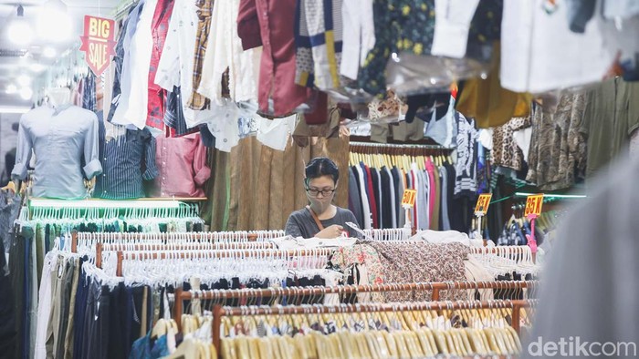 Sejumlah pembeli memilih pakaian bekas atau yang lebih familiar dengan Thrifting yang dijual di salah satu kawasan di Jakarta, Selasa (14/3/2023). Menteri Koperasi dan Usaha Kecil dan Menengah Teten Masduki mendorong agar pedagang barang bekas hasil impor ilegal untuk beralih menjual produk alternatif lain.